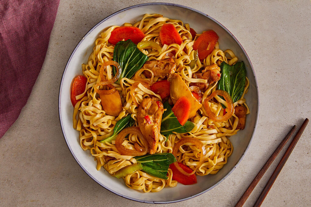 V1: Schnelle Hähnchen-Nudelpfanne mit Baby-Pak-Choi und Karotte