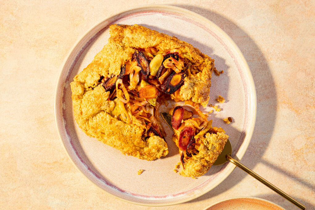 Bunte Karotten-Lauch-Galette mit selbst gemachtem Käse-Teig