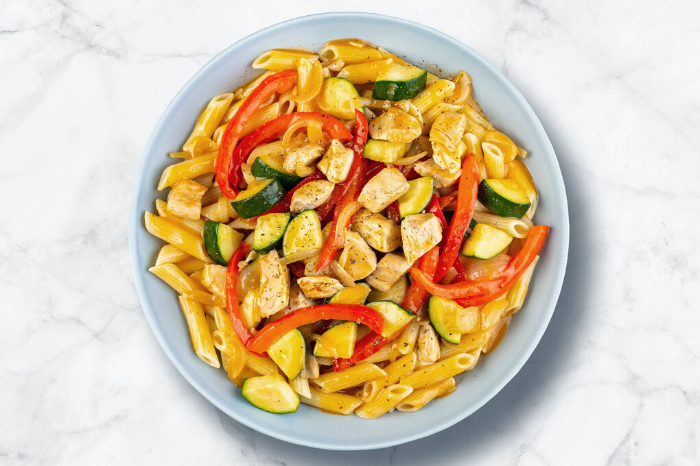 Herzhafte Hähnchenpfanne mit Pasta und buntem Gemüse