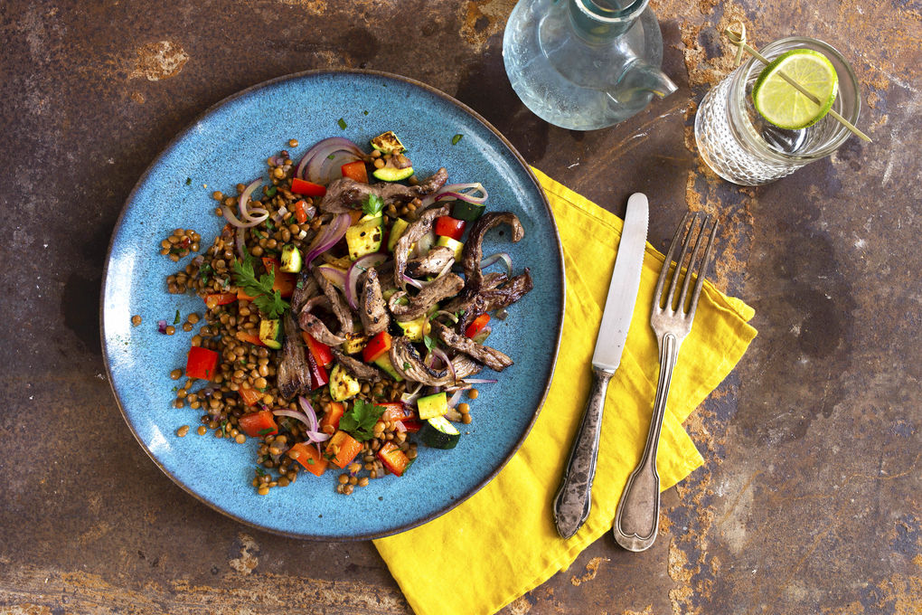 Pikantes Paprika-Linsen-Gemüse mit Rindfleisch und Zucchini
