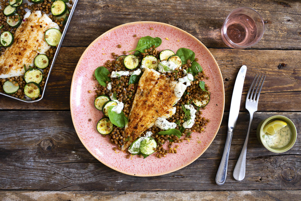 Gebratener Harissa-Schellfisch mit Spinat-Linsen und Zucchini