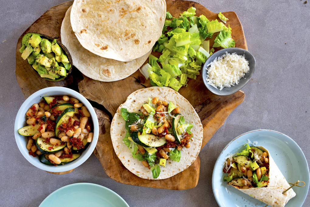 Avocado-Zucchini-Wraps mit Bohnen und Tomatenpesto