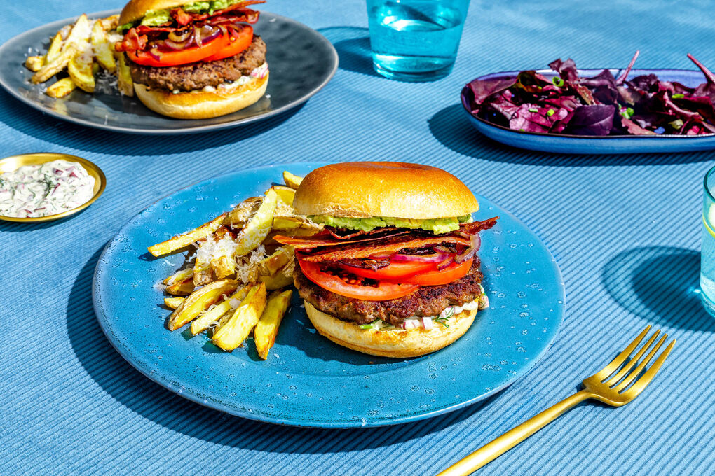 Bacon-Chipotle-Burger de luxe mit Käse-Trüffel-Pommes und Blattsenfsalat