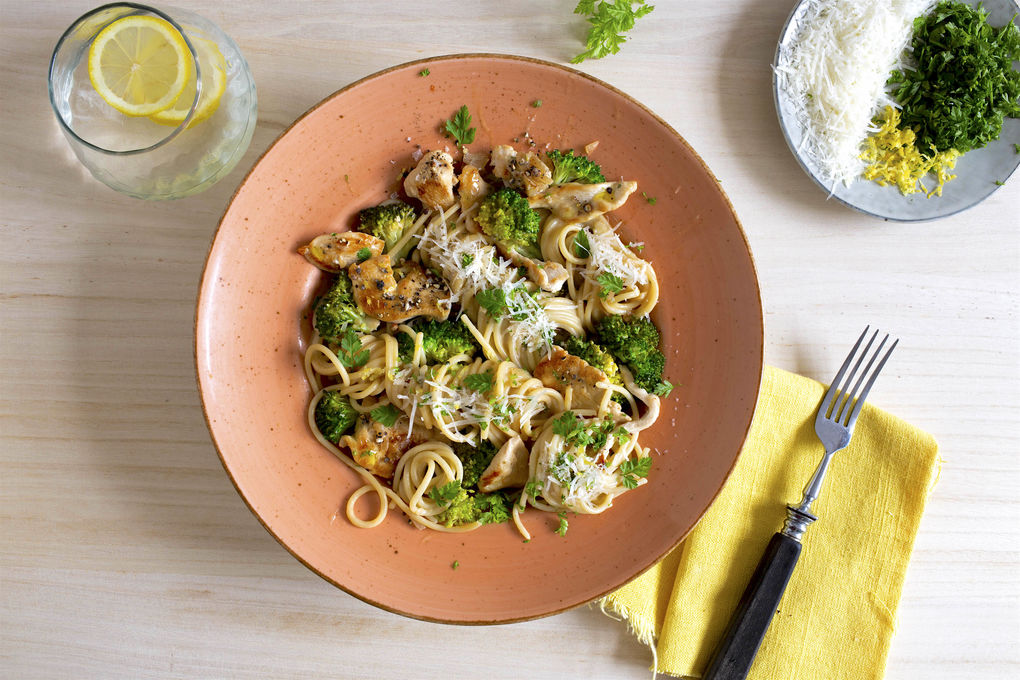 Brokkoli-Hähnchen-Pasta in cremiger Zitronensauce mit Kerbel