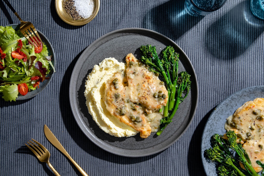 V1: Hähnchen-Piccata mit Brokkolini dazu cremige Stampfkartoffeln und Salat