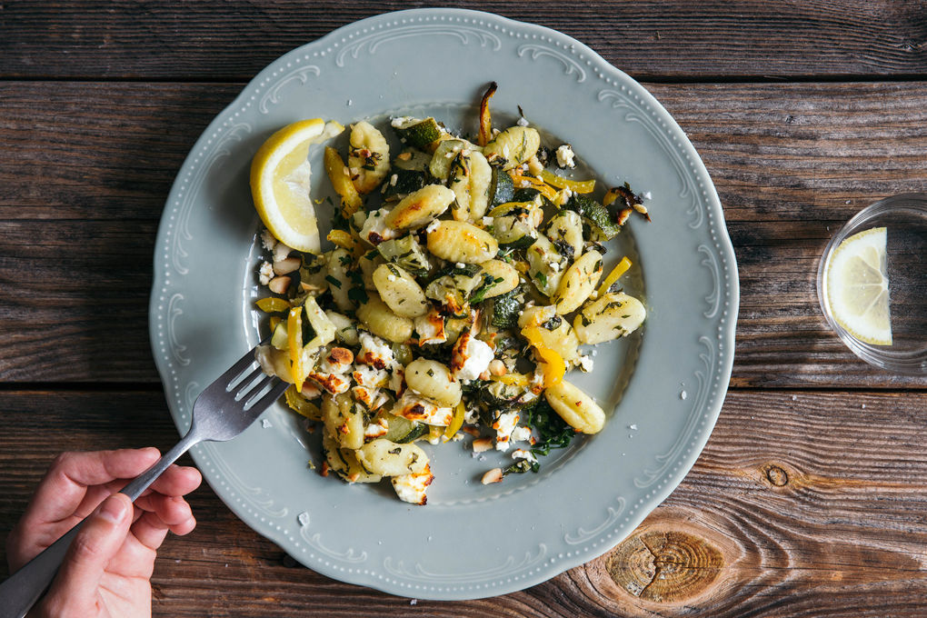 Zucchini-Paprika-Gnocchi mit Zitronenpesto, Feta und Mandeln