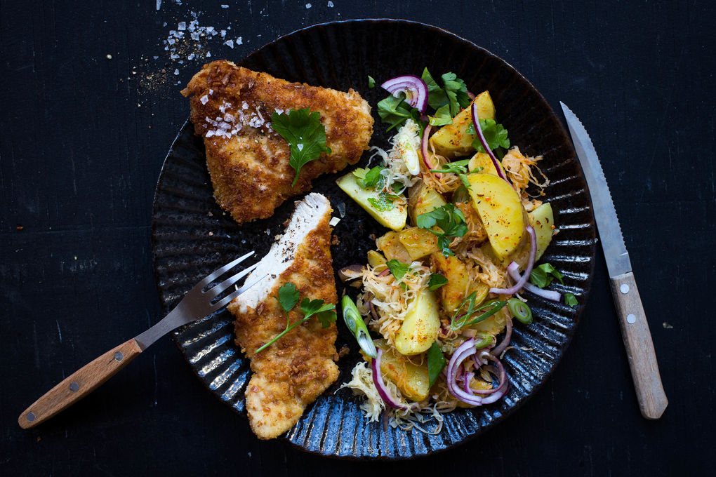 Schnitzel mit Brezelkruste und würzigem Kartoffel-Kraut-Salat