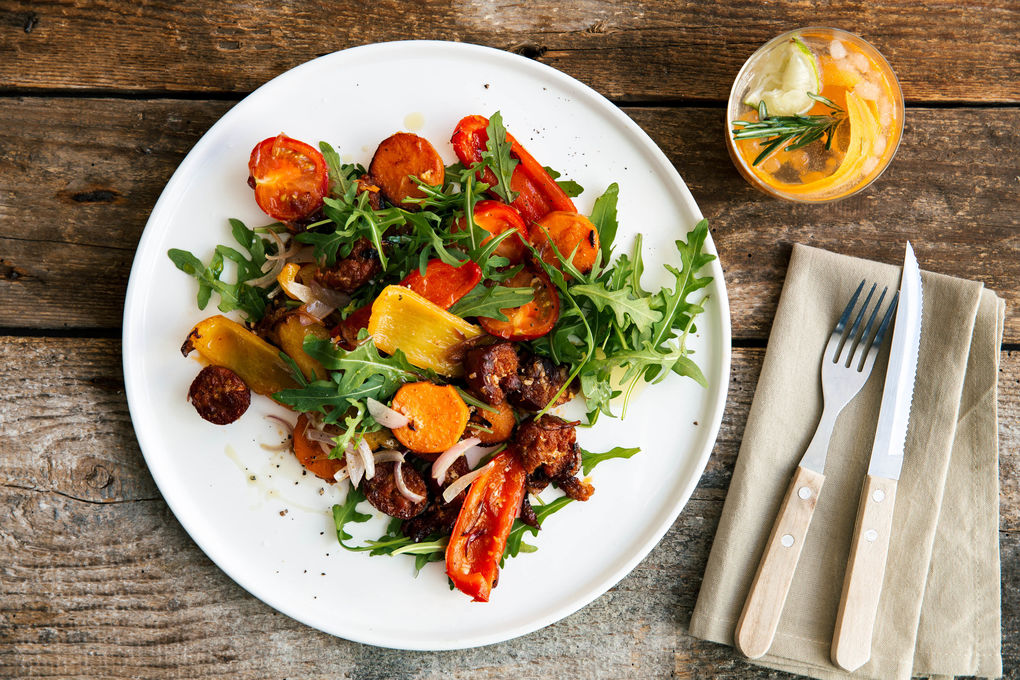 V1: Chorizo-Rucola-Salat mit Süßkartoffeln und Kirschtomaten