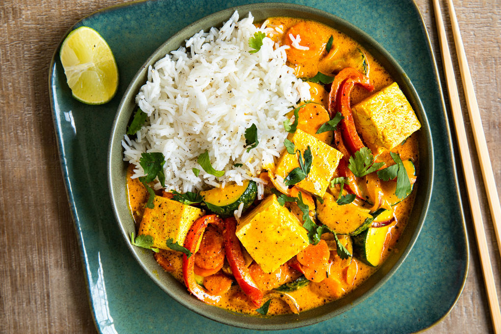 Thailändisches Gemüsecurry mit Tofu dazu duftender Jasminreis