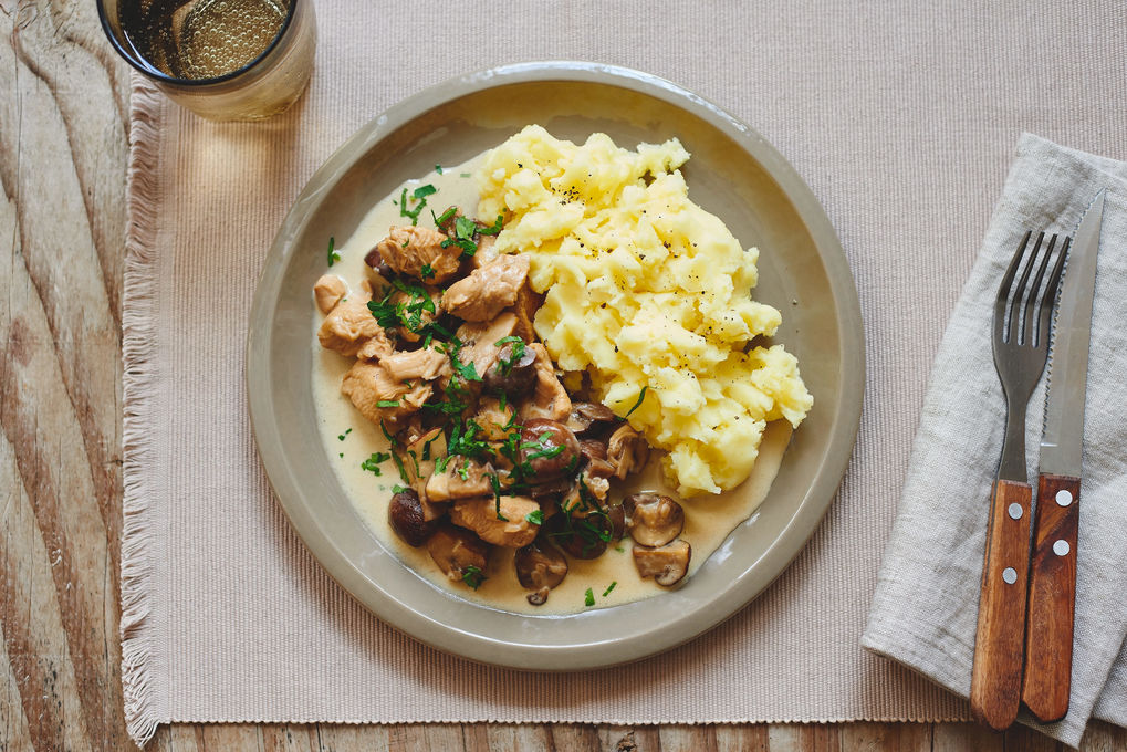 Sahnig-würziges Hähnchenragout mit Champignons und Kartoffelstampf
