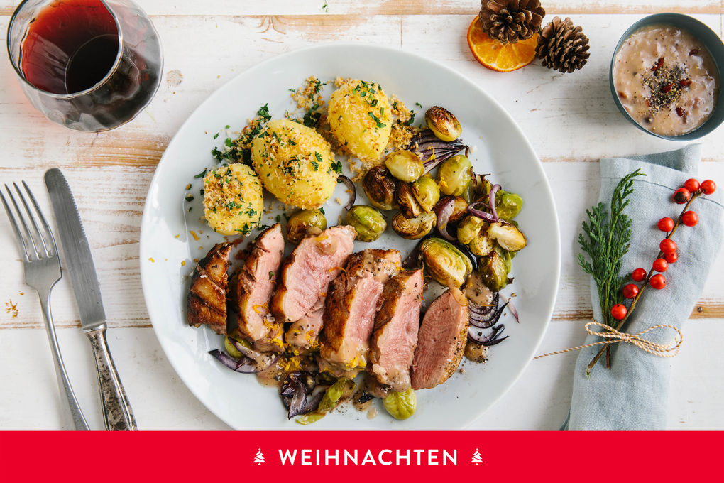 Zarte Entenbrust à l’orange mit Ofen-Rosenkohl und Kartoffeln