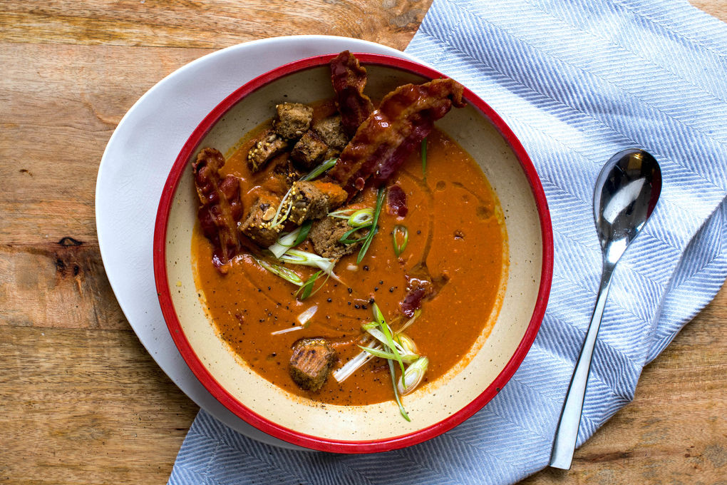 Rote Linsensuppe mit Speckchips und Vollkorncroûtons