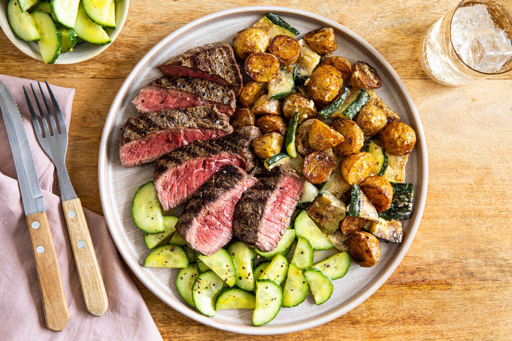 V3: Lachsfilet an zweierlei Salaten mit gegrillter Zucchini, Kartoffeln und Gurke