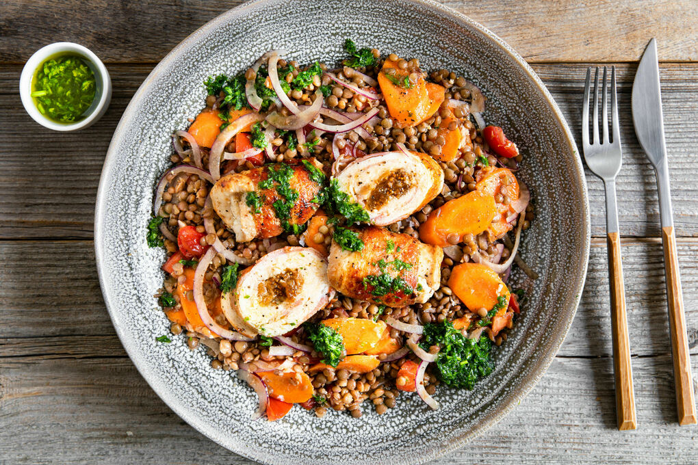 V1: Hähnchen-Speck-Involtini mit Aprikosen auf Karotten-Linsen-Gemüse
