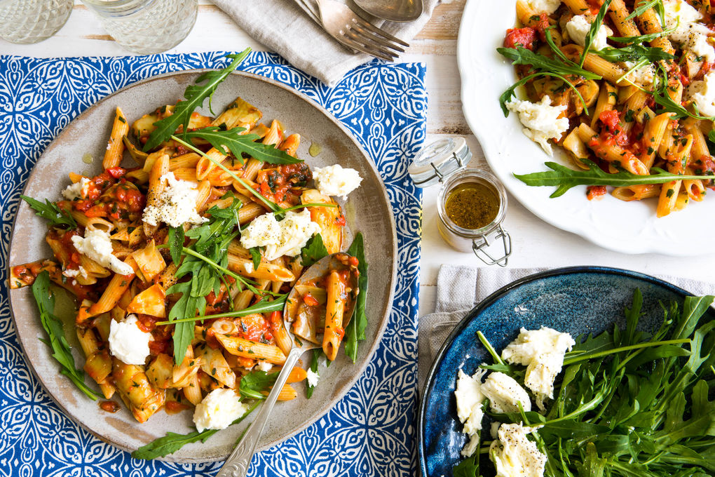Penne all’arrabbiata mit Artischocken und Mozzarella