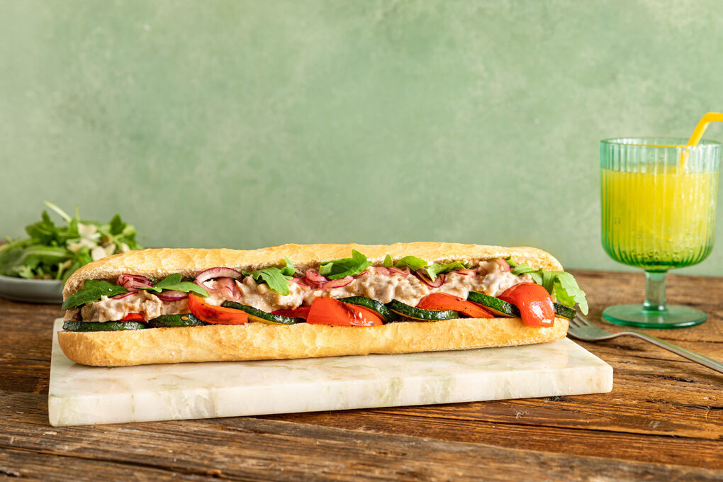 V1: Vegetarisches Pan Bagnat mit gebratenem Gemüse und Rucola