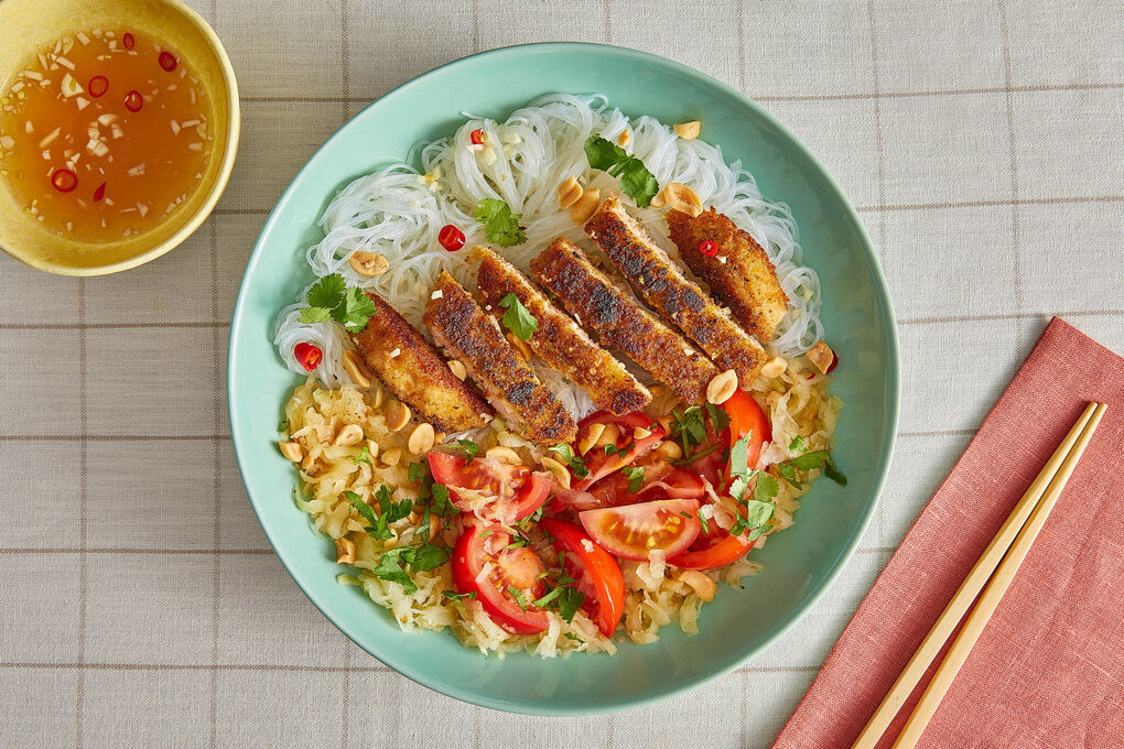 V1: Knusprige Lachs-Pattys mit Thai-Würzsauce auf Glasnudeln und Kohlrabi-Tomaten-Salat