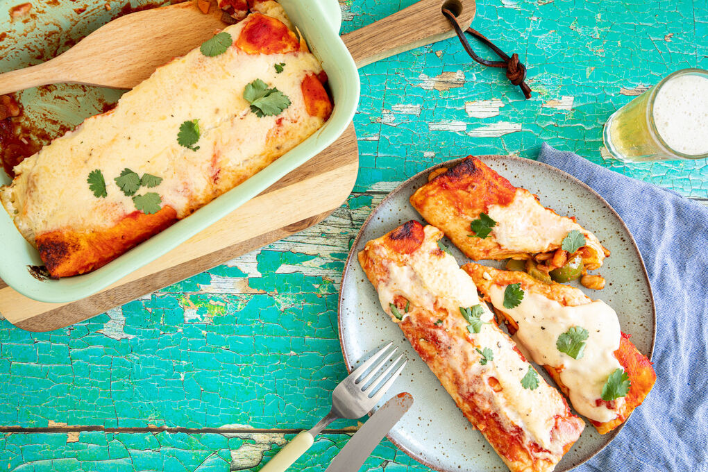 Vegetarische Gemüse-Bohnen-Enchiladas mit Käsesauce und Koriander