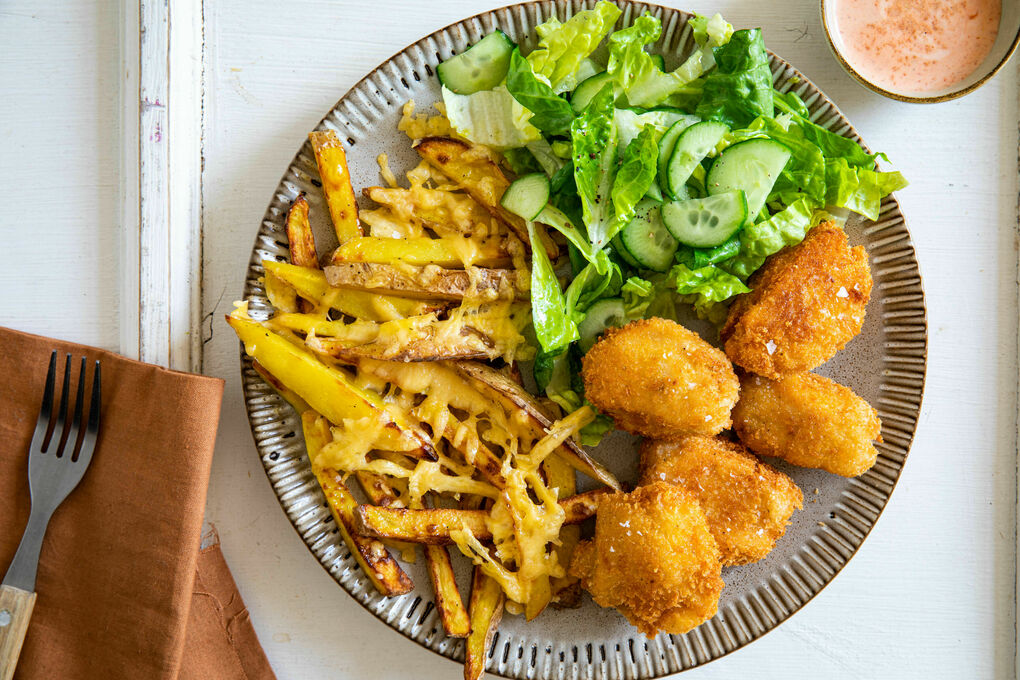 V1: Hähnchennuggets mit Knusper-Panade dazu Ofenkartoffeln mit Käse und Salat