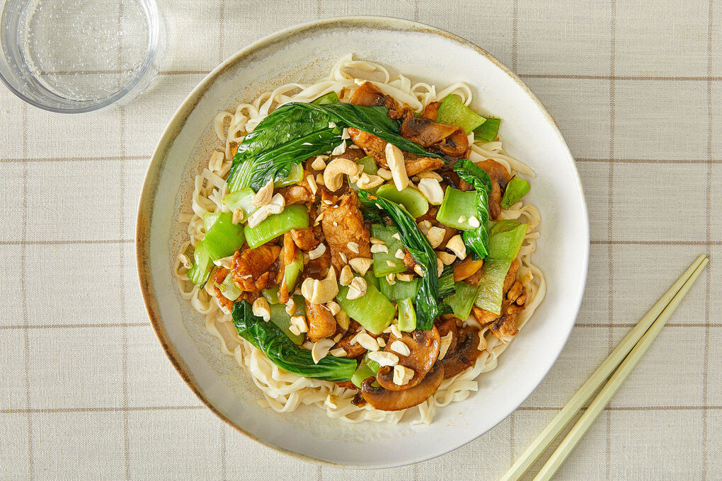 Ingwer-Hähnchen mit Champignons und Pak Choi auf Weizennudeln mit Cashews