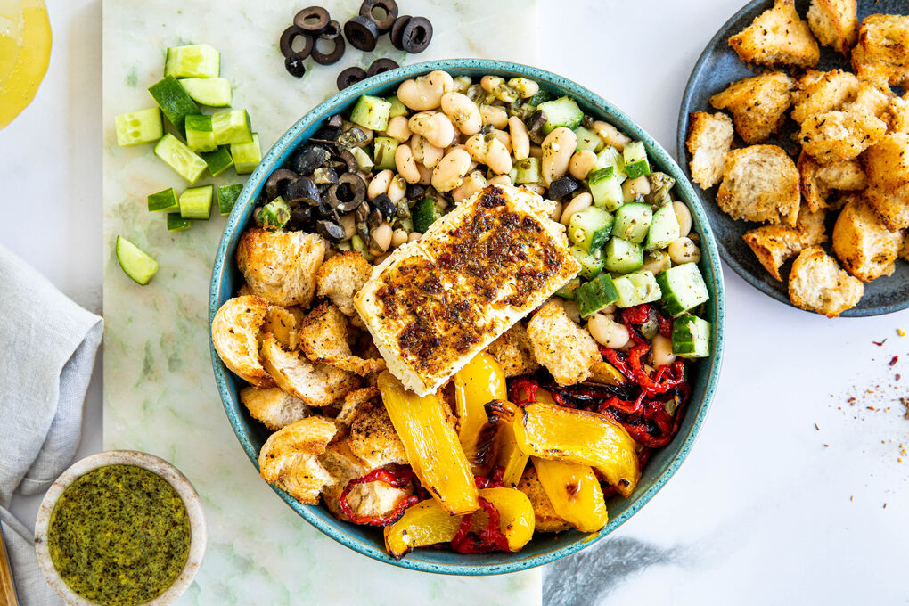 Griechische Feta-Bowl mit weißen Bohnen und Croûtons
