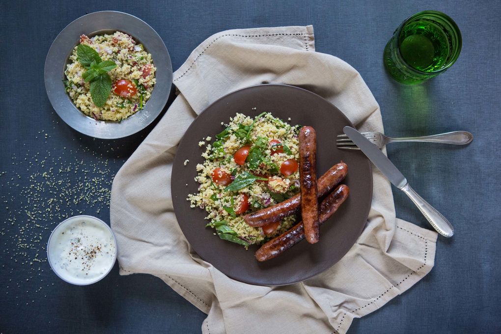 Gebratene Merguez mit Minz joghurt und würzigem Couscous-Salat