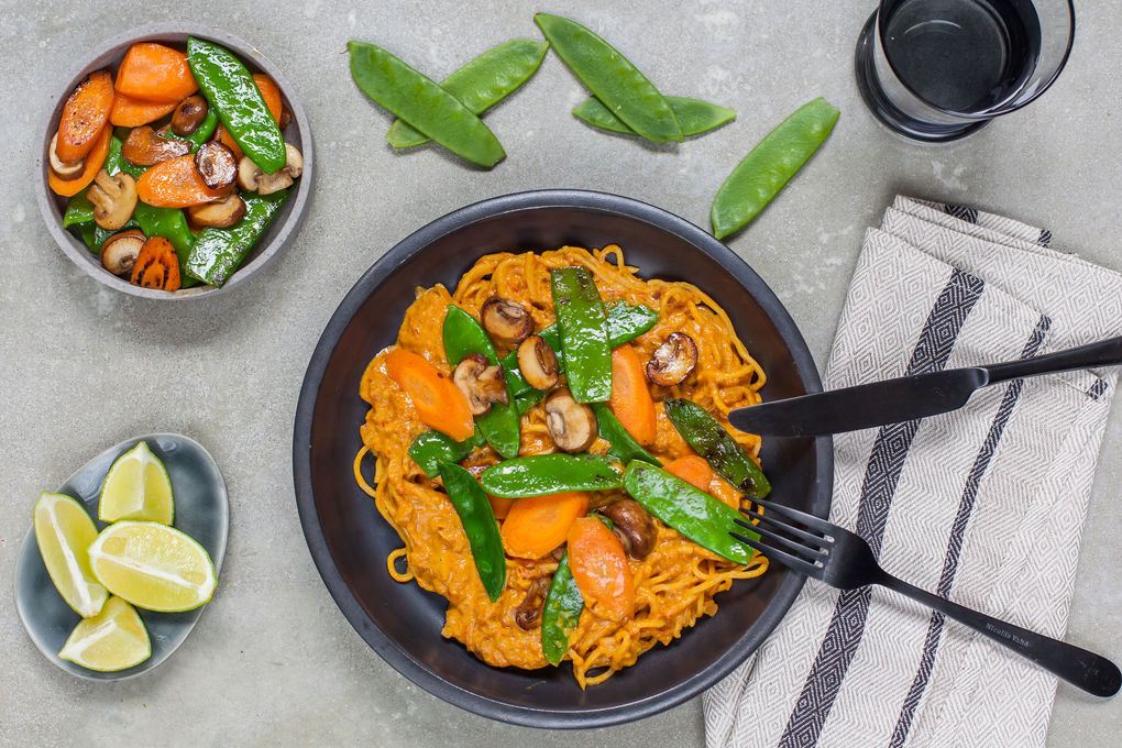 Malaysisches Kokos-Curry mit Mie-Nudeln und gebratenem Gemüse