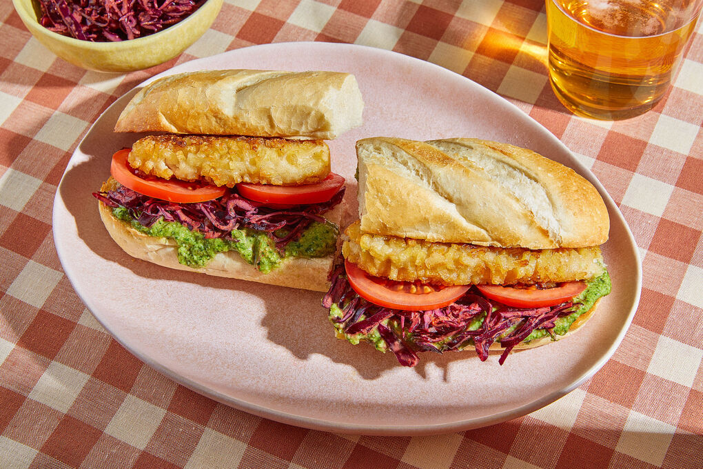 V1: Fischsandwich mit Rotkohl Cajun-Style und Jalapeño-Kürbiskern-Pesto
