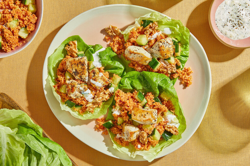 Minze-Hähnchen auf Gurkencouscous serviert im Salatblatt mit Walnüssen