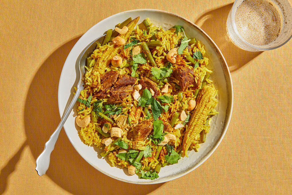 Superfix V1: Pilawreis mit veganem Rind serviert mit frischen Kräutern und Cashews