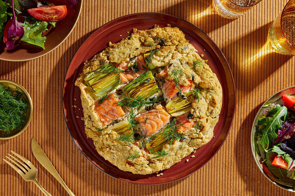 Pistazien-Galette mit Lachs und Fetacreme mit Kapern, Dill und Wildkräutersalat