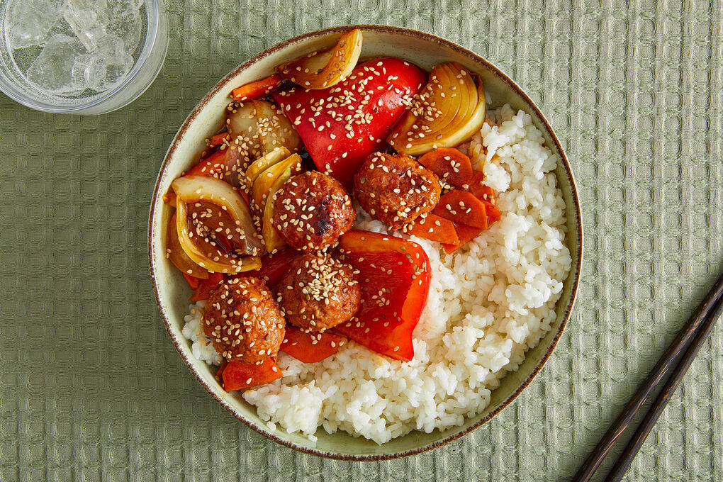 Vegane Hackbällchen Asia-Style mit Teriyaki-Gemüse auf Sushireis
