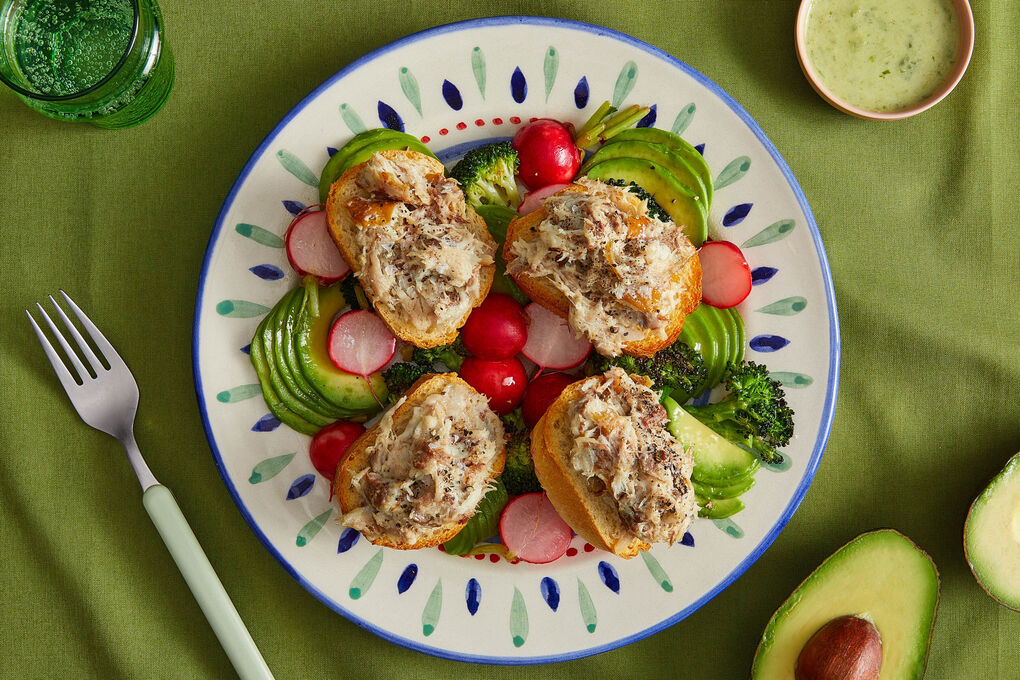 Thunfisch-Crostini mit Avocado und Radieschen-Brokkoli-Gemüse