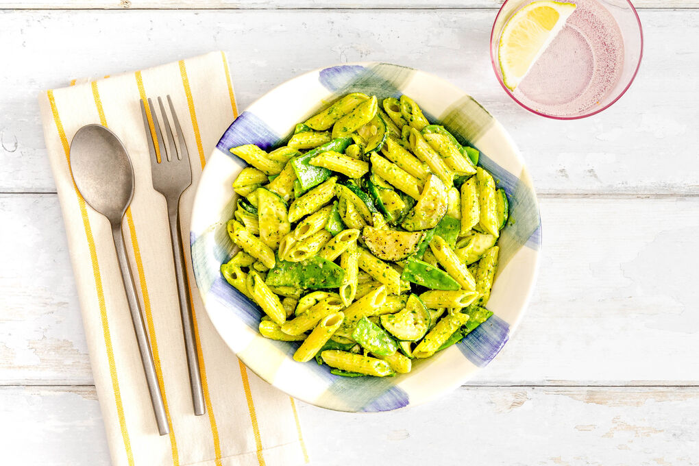 Pasta mit Kaiserschoten und Zucchini mit veganem Spinatpesto und Walnüssen