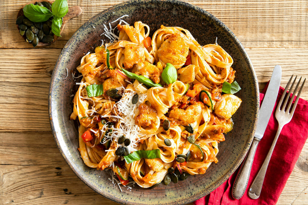 V1: Zucchini-Hähnchen-Pasta mit Tomaten-Oliven-Pesto und Basilikum