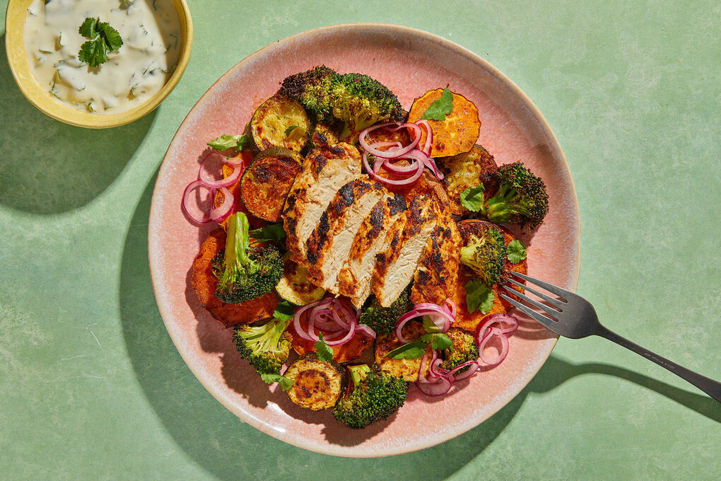 V1: Tandoori-Hähnchenfilet mit Ofengemüse dazu erfrischender Joghurt-Koriander-Dip