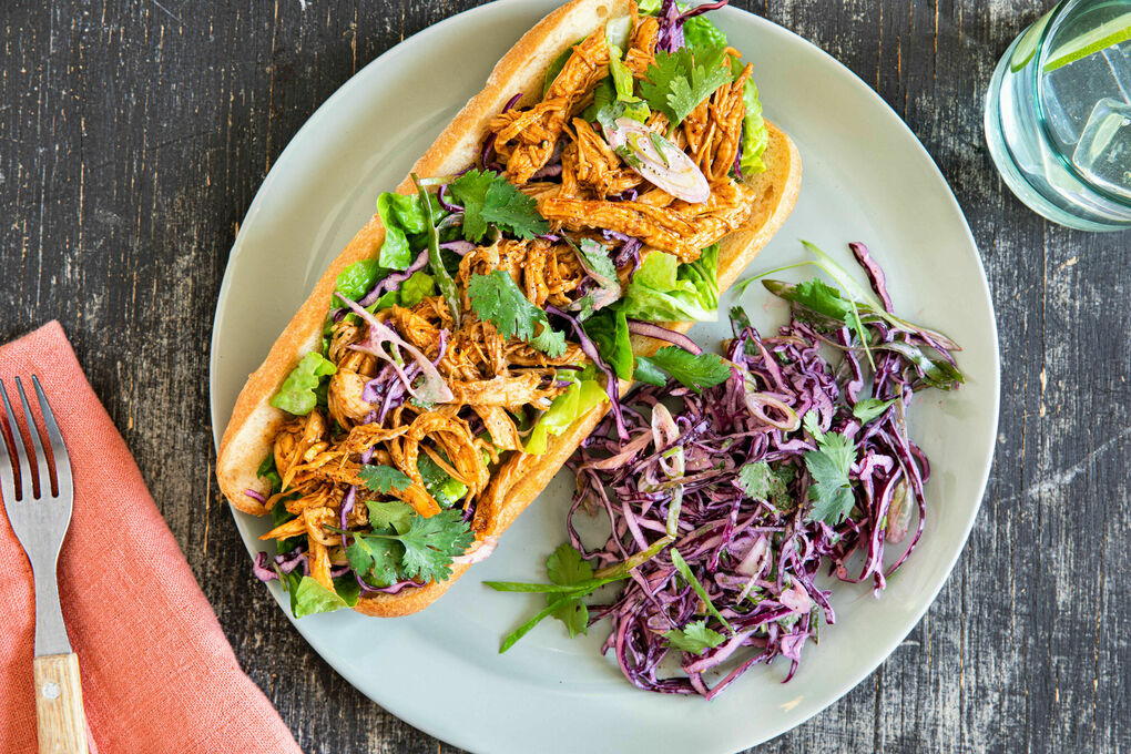 Superfix V2: Bio-„Pulled Chicken“-Sandwich mit würzigem Rotkohlsalat und Koriander