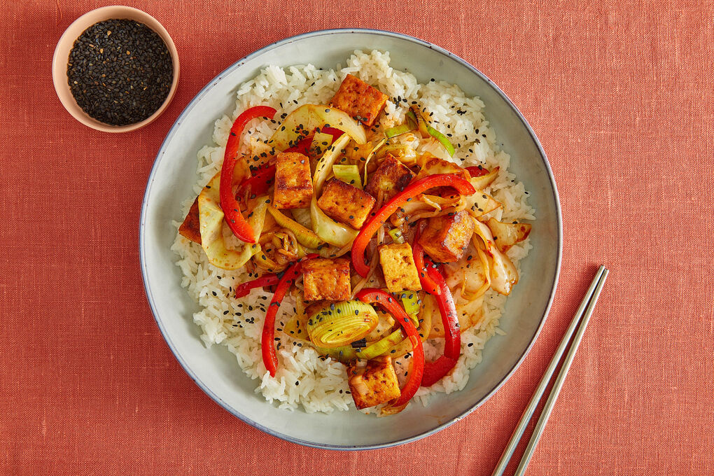 V2: Flinke Gemüsepfanne koreanische Art mit krossem Tofu und Sesam