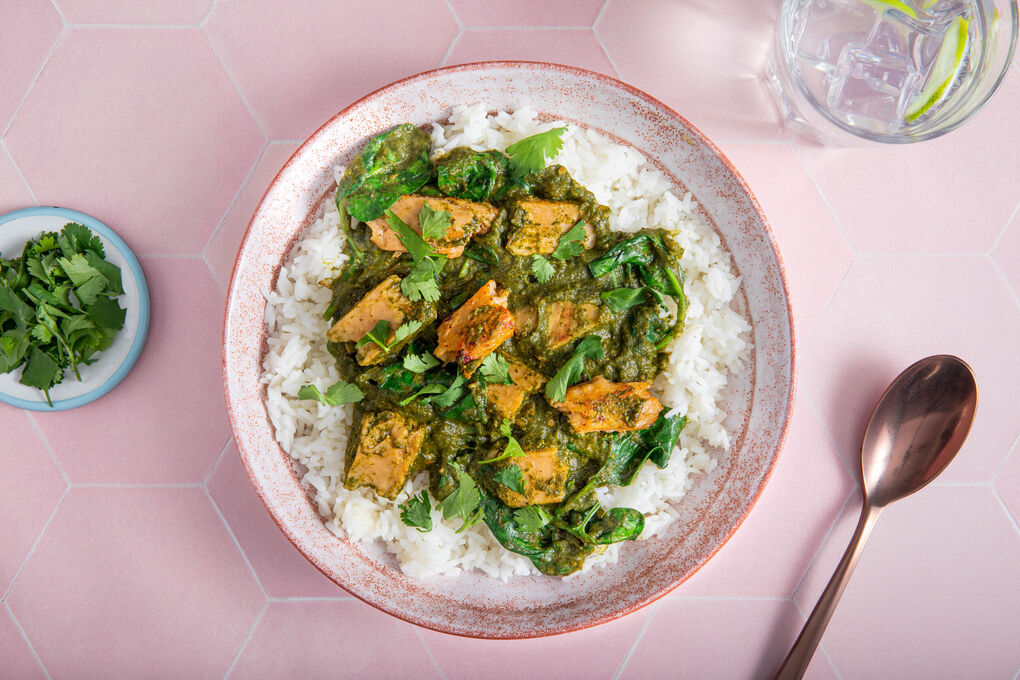 Veganes „Hähnchen“-Saag auf Jasminreis, garniert mit Koriander