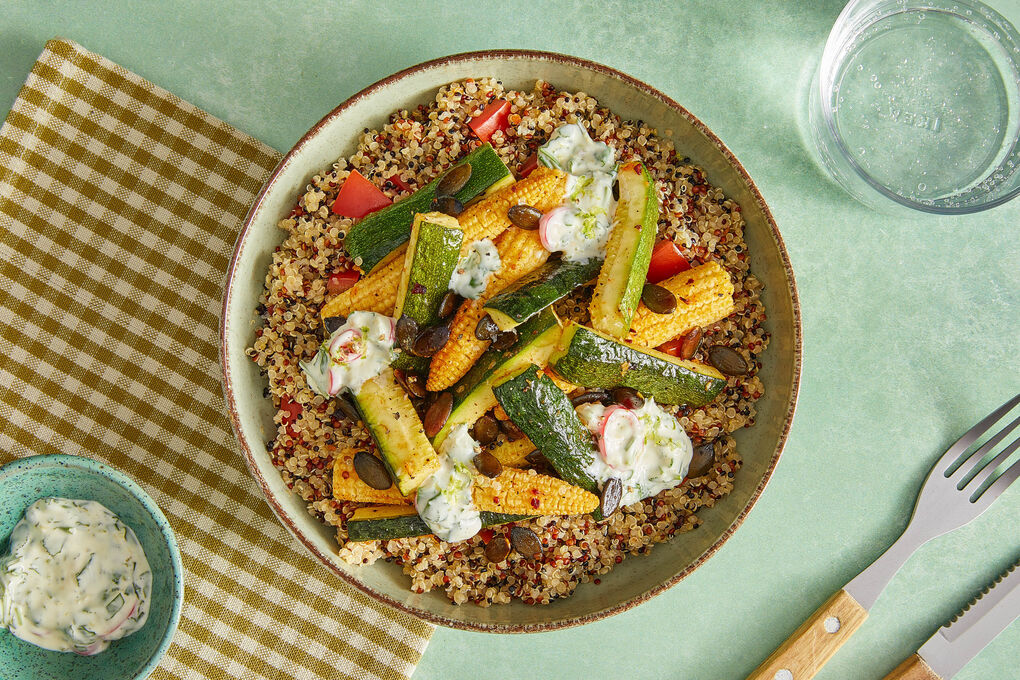 Mexikanisches Grillgemüse auf Quinoa mit Kürbiskernen und Koriander-Limetten-Creme