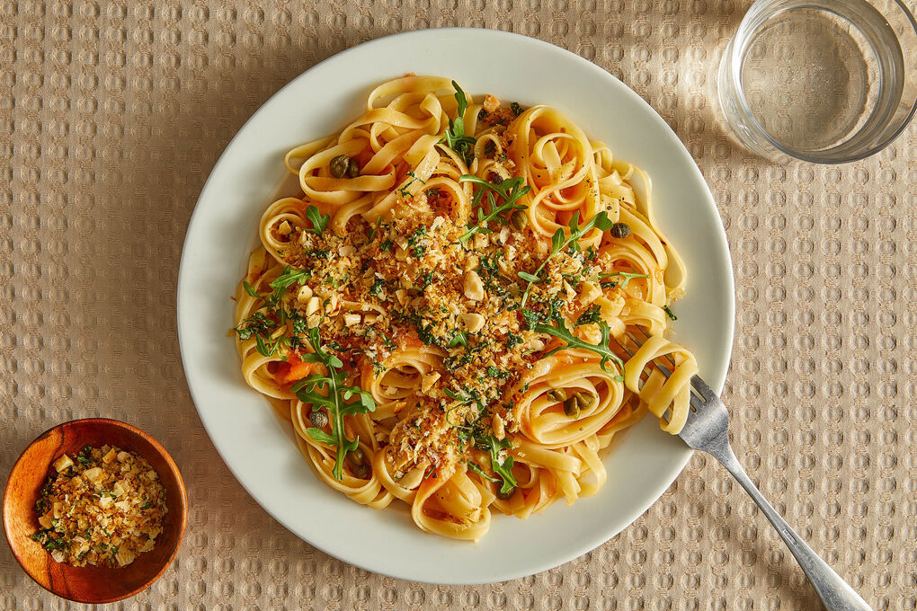 V1: Tagliatelle an gerösteten Rosmarintomaten und Kapern mit knusprigem Mandeltopping