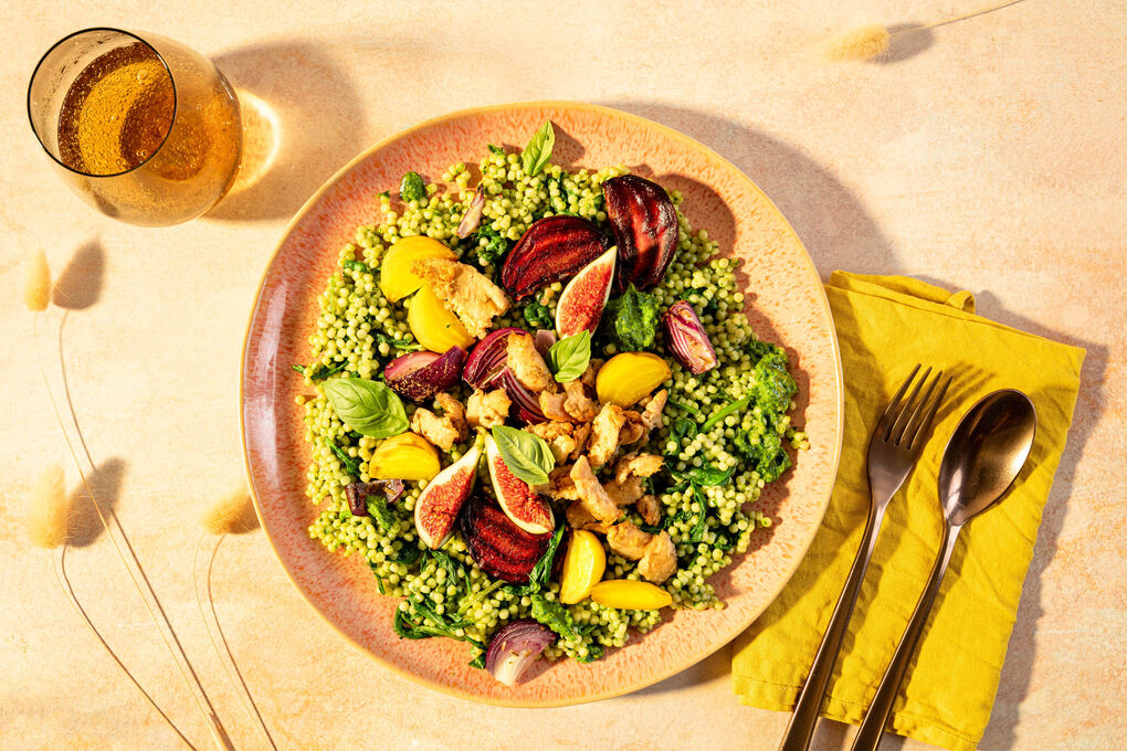 Veganes Hähnchen aus dem Ofen mit Perlencouscous, bunten Beten und Feige