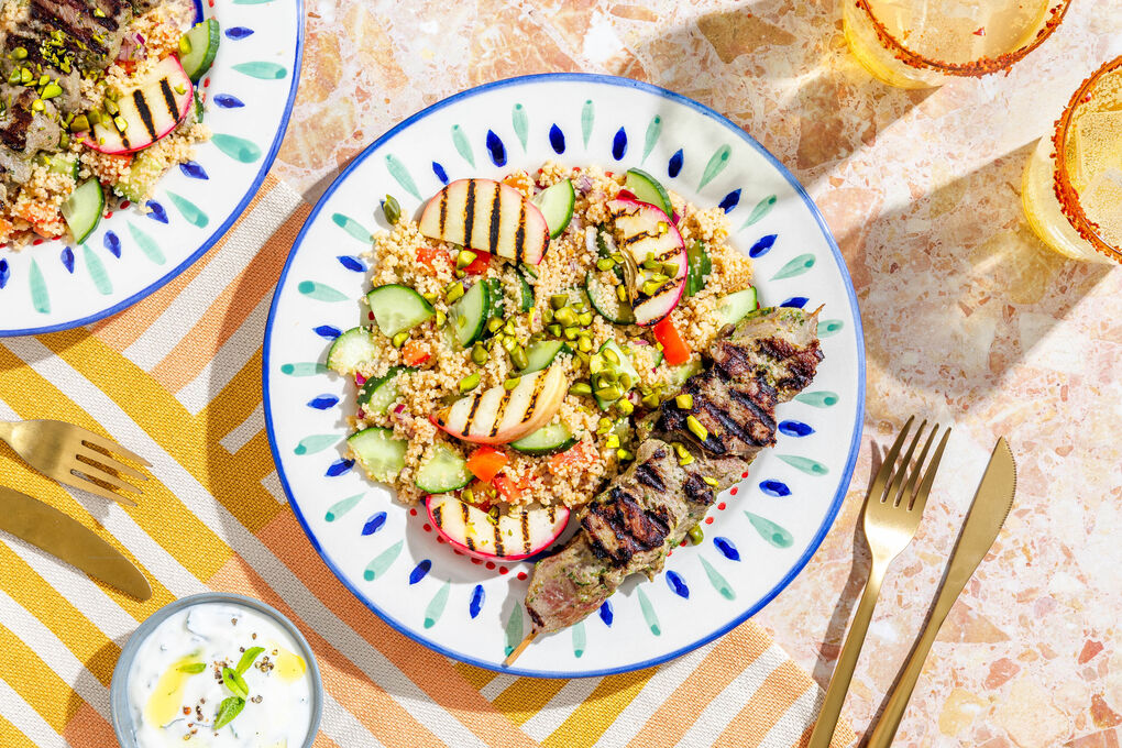 BBQ-Special: Lammspieße mit Minzedip auf Couscoussalat mit Nektarine und Pistazien