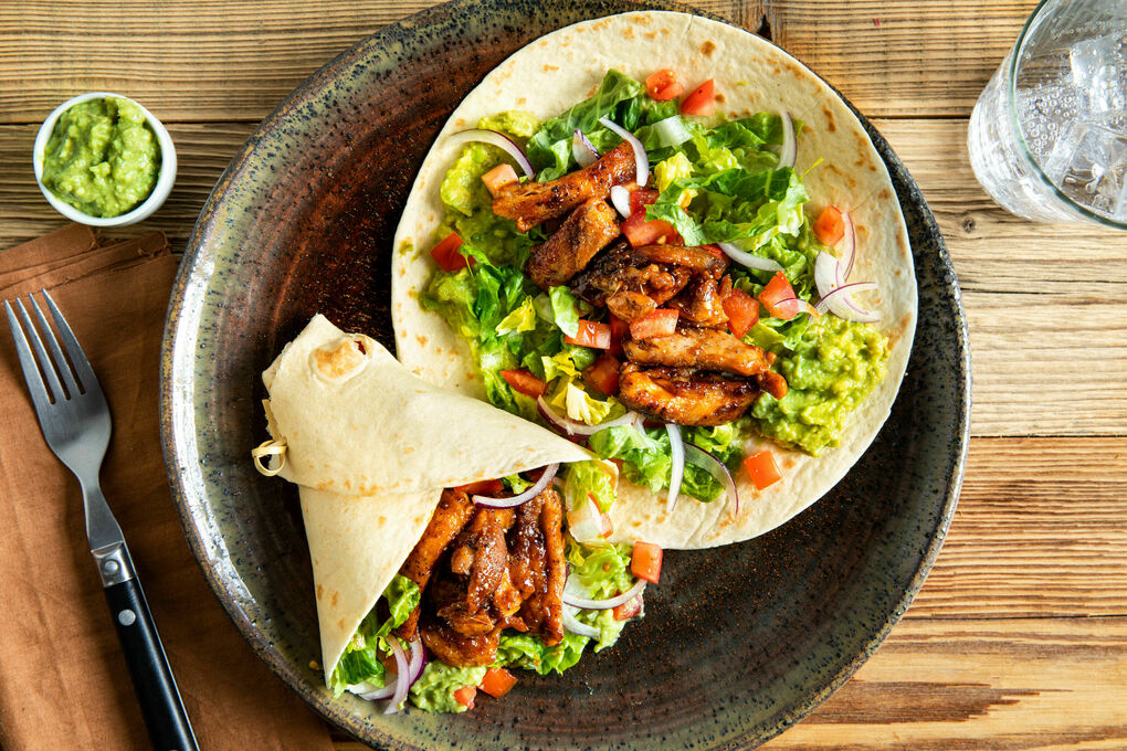 Mexikanische Hähnchenwraps mit Salat und Guacamole
