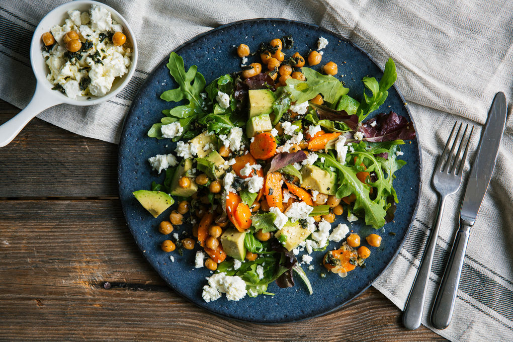 Salatteller mit Feta und Avocado mit Kichererbsen und Ofenkarotten