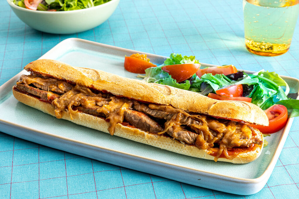 Superfix V1: Philly-Cheesesteak-Sandwich vom Rind mit Salat und BBQ-Sauce