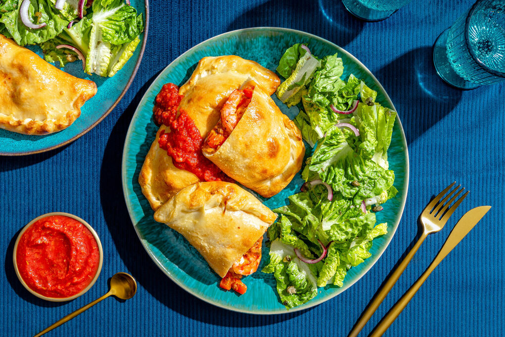 V1: Garnelen-Calzone mit Pesto und Paprika dazu Salat mit Kaperndressing