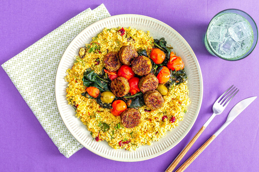 Superfix: Falafeln auf Safran-Couscous dazu Spinat-Tomaten-Sauce mit Oliven