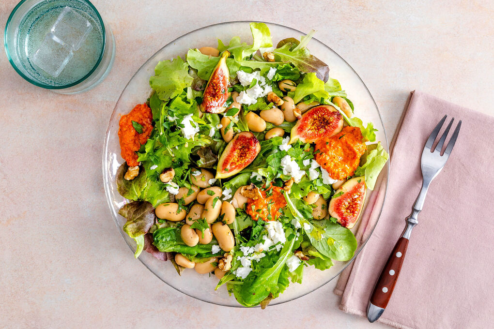 Bunter Bohnen-Salat mit Feta & Feigen mit Paprika-Walnuss-Creme