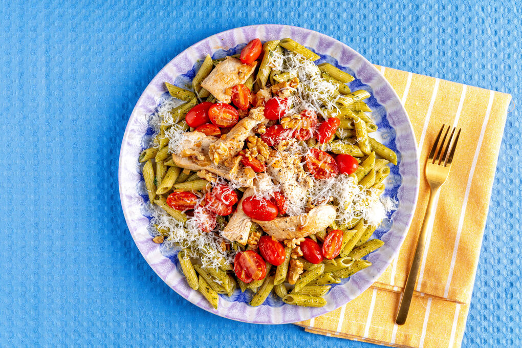 Schnelle Hähnchen-Pasta mit Tomaten und Walnuss-Basilikum-Pesto